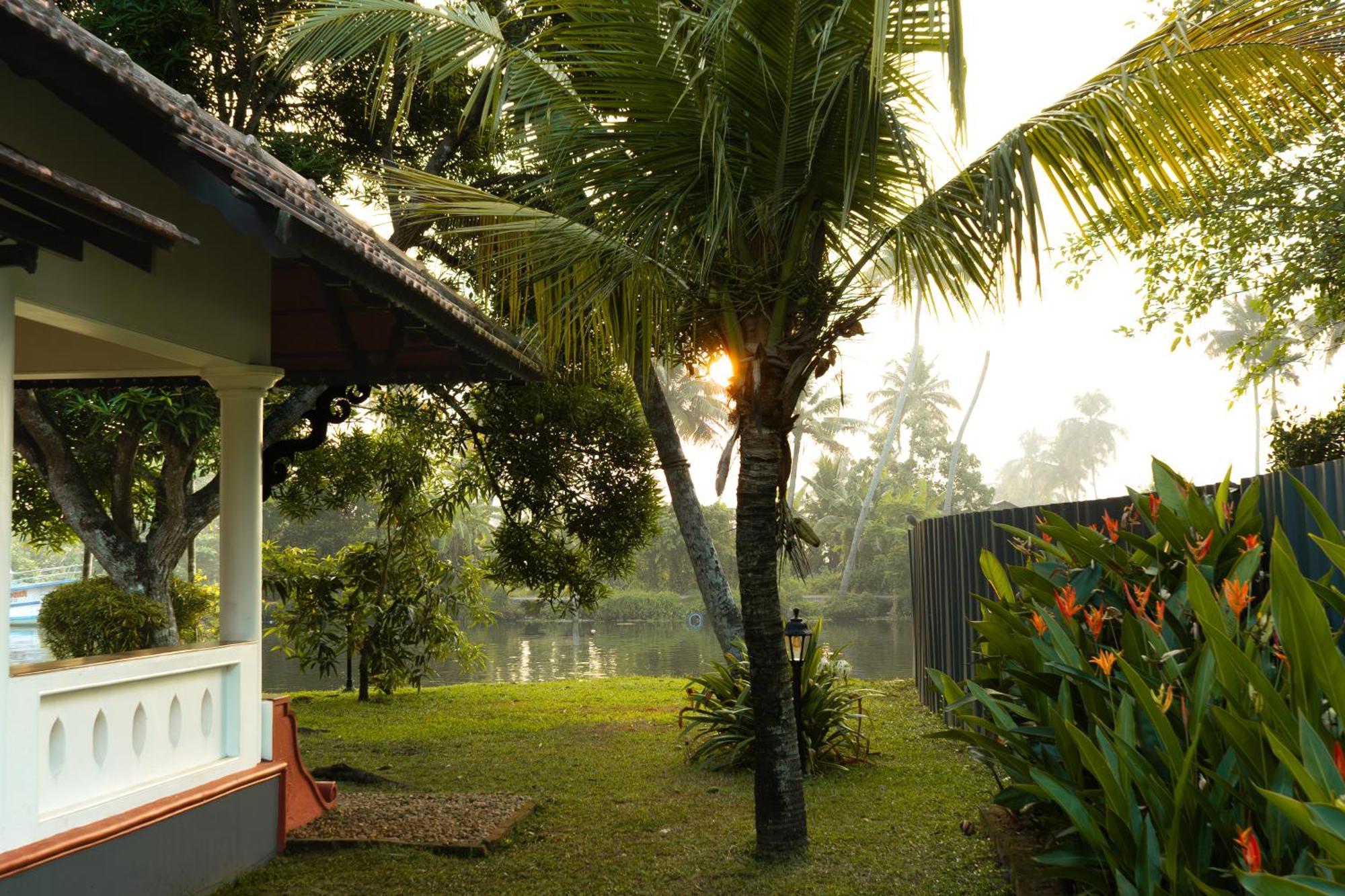 Palmgrove Lake Resort Alappuzha Buitenkant foto