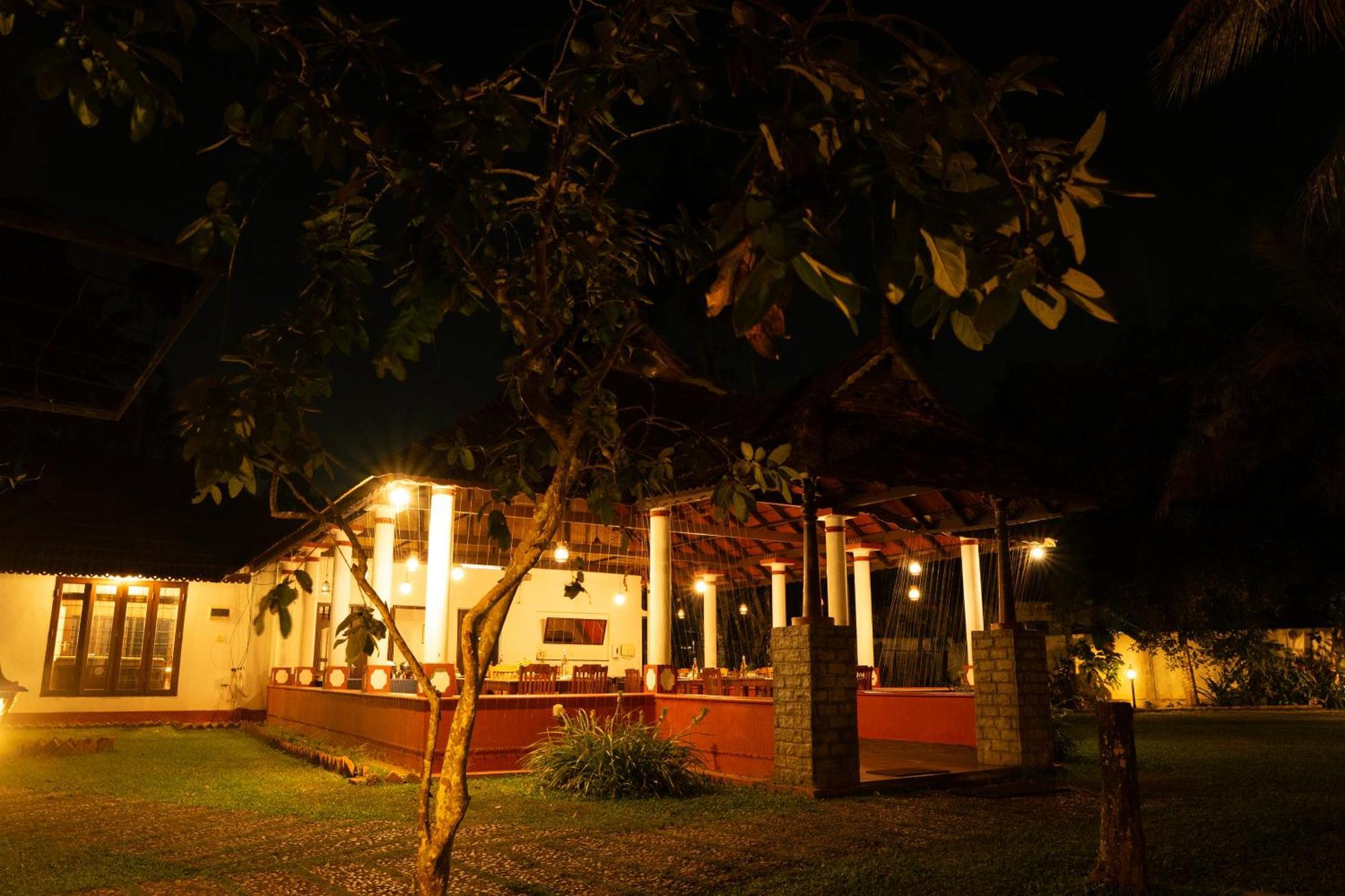 Palmgrove Lake Resort Alappuzha Buitenkant foto