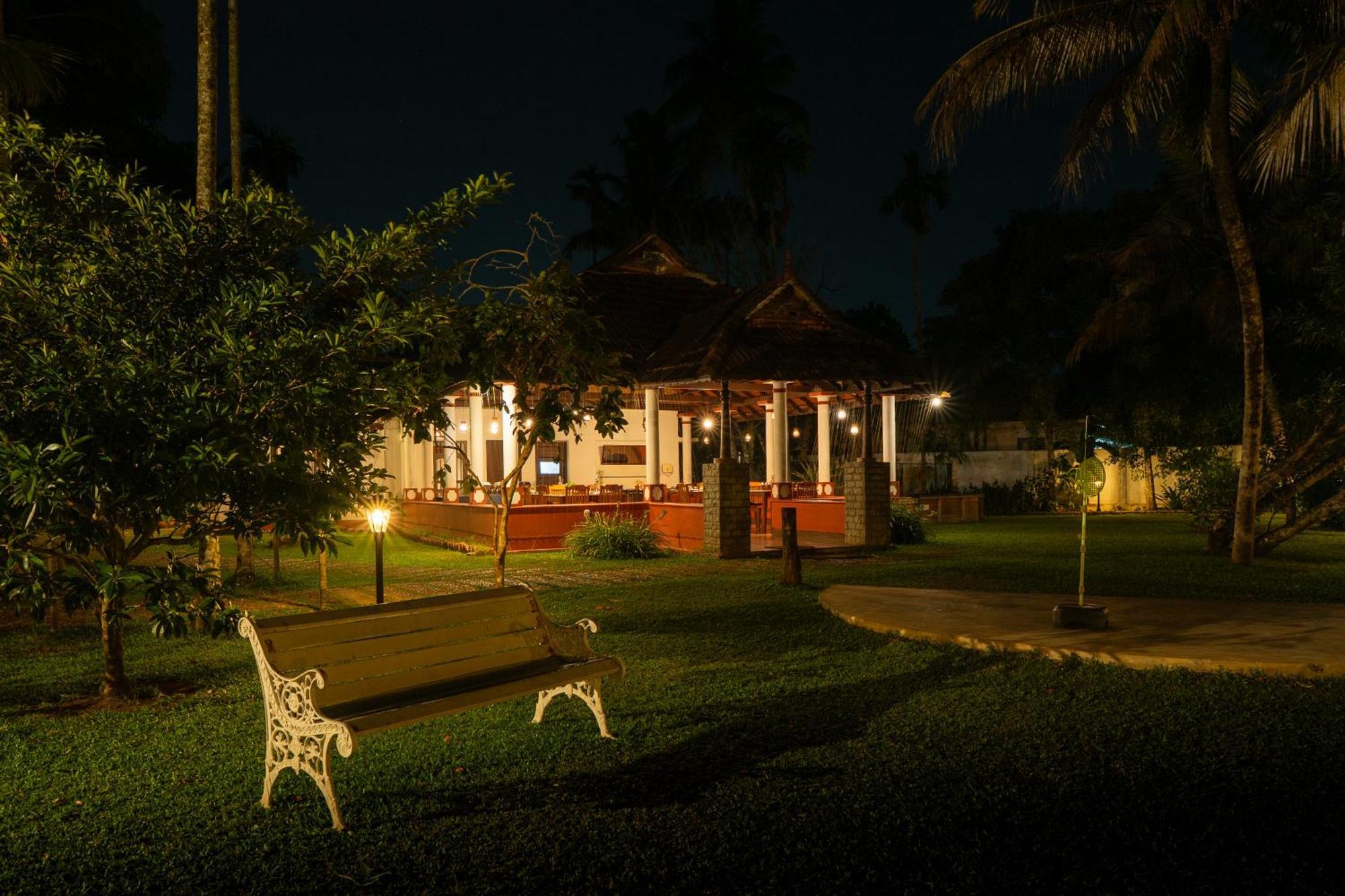 Palmgrove Lake Resort Alappuzha Buitenkant foto