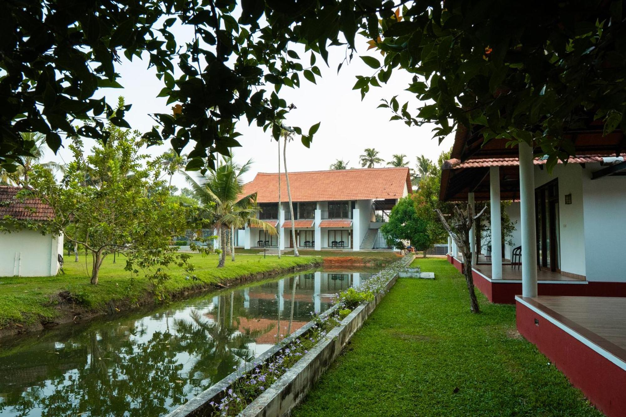 Palmgrove Lake Resort Alappuzha Buitenkant foto