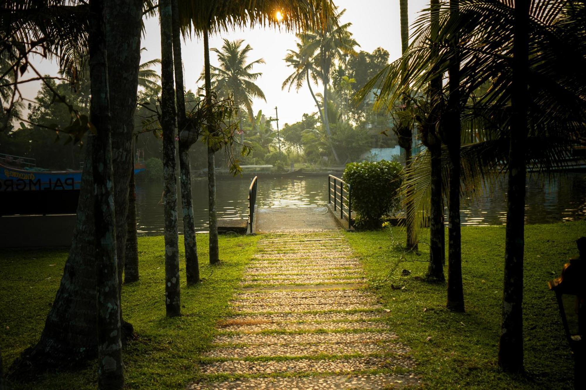 Palmgrove Lake Resort Alappuzha Buitenkant foto