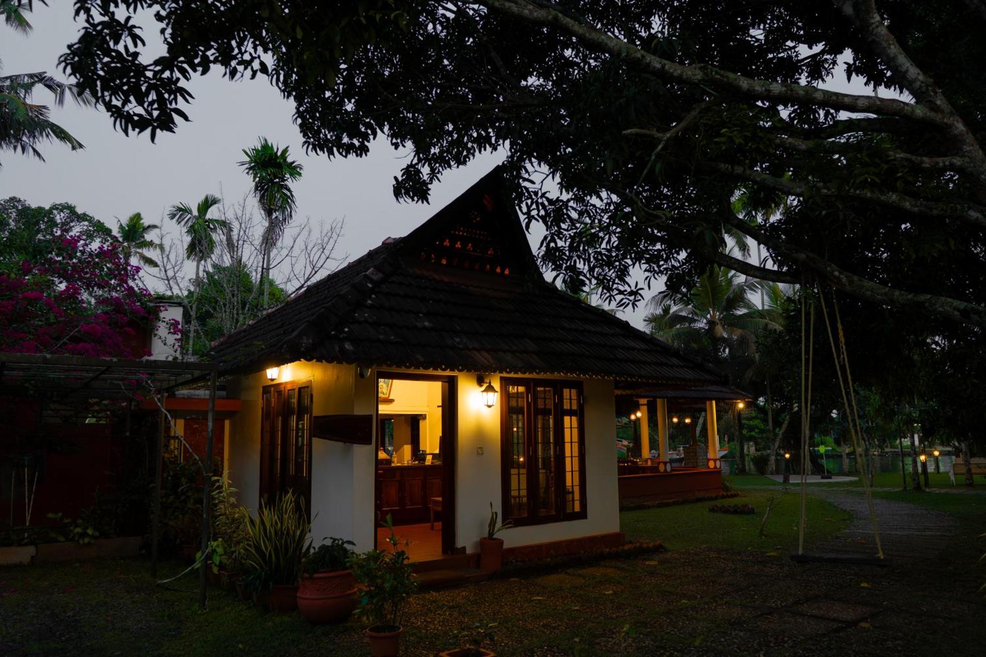 Palmgrove Lake Resort Alappuzha Buitenkant foto
